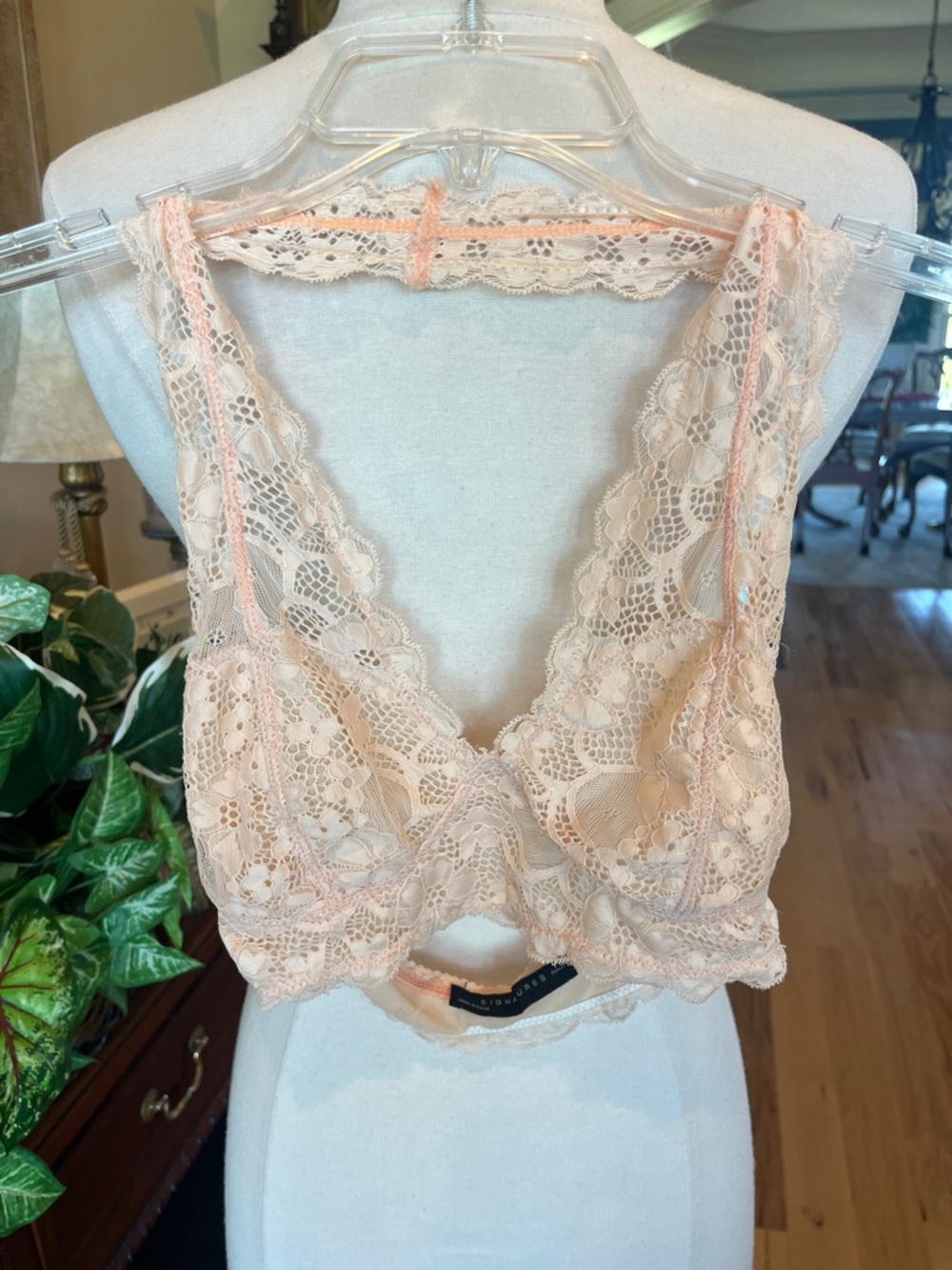 Bralette Lacy Bra Womens Small Signature 8 EUC Peach